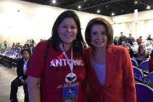 Julie Solís y Nancy Pelosi