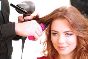 Corte de cabello midi en capas