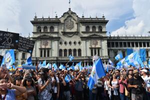 Miles marcharon en Ciudad de Guatemala contra la corrupción.