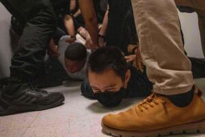 Latinos son el principal blanco de operativos de ICE en Nueva York, revela estudio.