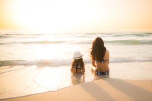 madre-hija-playa-mar.jpg