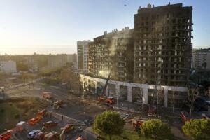Bomberos trabajan en un edificio residencial incendiado en Valencia, España, el 23 de febrero de 2024.