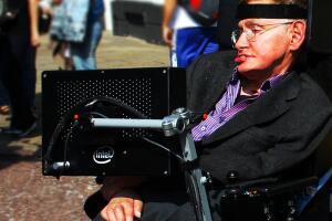 800px-stephen_hawking_in_cambridge.jpg