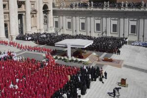 El clero durante el funeral del papa Francisco en la Plaza de San Pedro del Vaticano, el sábado 26 de abril de 2025. (Foto AP/Markus Schreiber)