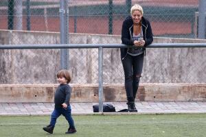 Shakira y Piqué jugando con Sasha