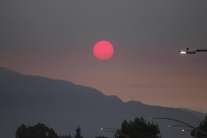 El humo de los incendios forestales que arden al este de Los Ángeles atenúa el amanecer de este lunes.
<br>
<br>Esta imagen fue tomada desde Pasadena, California, mientras el incendio Bobcat arde cerca del embalse Cogswell en las montañas de San Gabriel y el incendio El Dorado consume miles de acres de vegetación cerca de la comunidad de Yucaipa en las estribaciones de las montañas de San Bernardino.