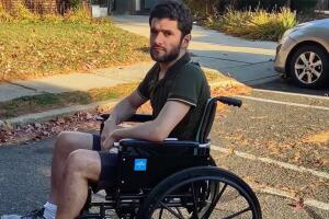 Denuncian negligencia médica contra migrante paralizado en centro de detención de ICE.