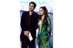 jennifer-lopez-grammy-2000-vestido-versace.jpg