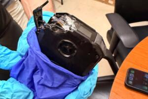 Autoridades dijeron que la bala impactó primero en la cámara corporal.