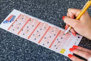 Les prometen parte del premio del Mega Millions para luego estafarlos  