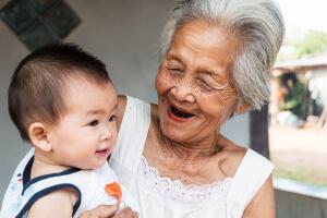 abuelos-enamorados-de-sus-nieto6.jpg