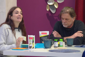 Rubí calla a René Strickler; llorando, le pide perdón y él reacciona al verla así 