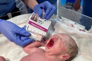 Enfermeras de parto tienen el mismo nombre que las bebes.