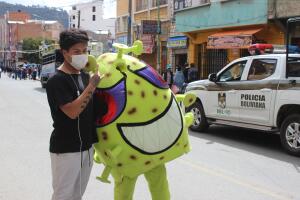 Unos simpáticos muñecos de COVID-19, la original idea de la Policía Boliviana