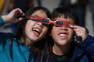 Para ver los eclipses, es necesario contar con unas gafas especial para no dañar los ojos