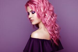 mujer_cabello_rosa_ondulado_1129604513.jpg