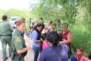 En los últimos meses las autoridades han comenzado a notar un incremento de familias migrantes que vienen de Centroamérica, muchas con sus niños en brazos. De hecho, el 75 por ciento de las personas que interceptan en la frontera del Valle del Río Bravo proviene de esa región. También hay menores que viajan solos con la idea de reencontrarse con sus padres en Estados Unidos. 