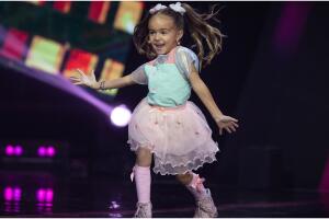 Nathalie en el primer episodio de Mi Famoso y Yo