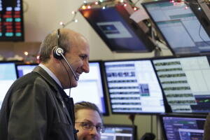 Corredores trabajan en la Bolsa de Valores de Nueva York. Las acciones cerraron en alza el jueves, 4 de enero del 2018, en Wall Street, donde el Dow Jones terminó por encima de 25.000 puntos por primera vez, apenas cinco semanas después se su primer cierre sobre 24,000.