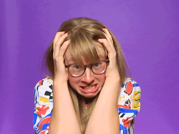 mujer-estresada-jalandose-el-cabello.gif