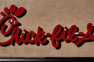 Empleado de The Chick-fil-A se vuelve noticia nacional