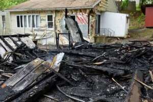 Incendian y pintan una esvástica en el garaje de una familia negra