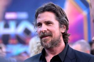 Christian Bale en la premiere de Thor Love and Thunder