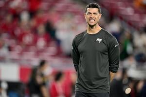 Dave Canales, nuevo head coach de los Carolina Panthers