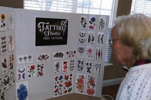 Asilo de Texas hace fiesta para sus residentes con alcohol y tatuajes