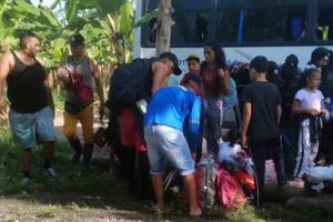 Migrantes venezolanos cruzan la selva de Darién