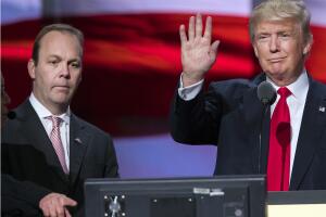 El empresario, Rick Gates, junto al entonces candidato republicano, Donald Trump.