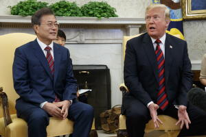 El presidente de Corea del Sur, Moon Jae-in, y Donald Trump se reúnen este martes en la Casa Blanca.