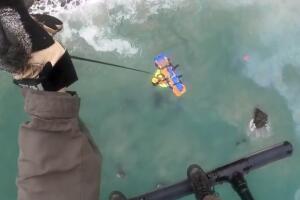 detalles rescate joven 18 años Mercedes Benz mar California