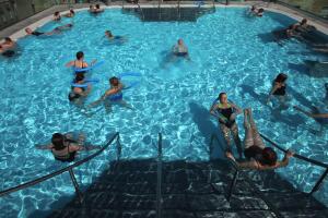 ¿Qué puede pasar si no pones en práctica estas recomendaciones? Una temperatura corporal de 40 °C o mayor,
síntomas neurológicos, que pueden incluir: Confusión o dificultad para pensar con claridad, ver o escuchar cosas que no son reales (alucinaciones), dificultad para caminar, convulsiones y pérdida del conocimiento.
