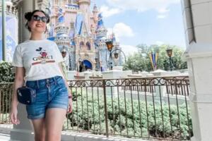 Había anunciado su embarazo diez meses antes y no dio más actualizaciones sobre su vida personal; la joven viajó sola a Disney desde Illinois sin avisar a su familia.
