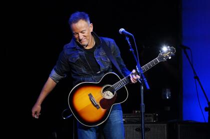Jennifer explicó que
<b>pidió permiso </b>vía telefónica al legendario Bruce Springsteen, para usar el tema que cantó su hija durante la presentación y él aceptó.