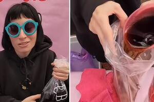 Mujer vende refresco en bolsa en un parque en Guadalajara, México