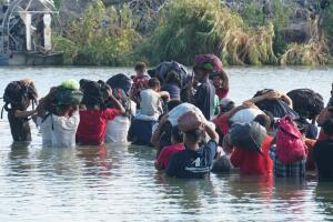 estado de emergencia Eagle Pass Texas inmigrantes desastre