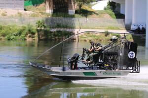 Muchos de los inmigrantes que llegan a Estados Unidos cruzan por el sector conocido como "el Valle De Río Grande", una zona que abarca 320 millas del Río Bravo desde ciudad Miguel Alemán hasta el golfo de México y que es fuertemente custodiado por agentes de la patrulla fronteriza estadounidense.