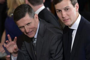 Michael Flynn y Jared Kushner en la Casa Blanca el 13 de febrero de 2017 escuchan una rueda de prensa conjunta del primer ministro de Canadá Justin Trudeau y el presidente Trump