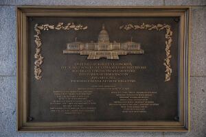 Placa conmemorativa del asalto al Capitolio