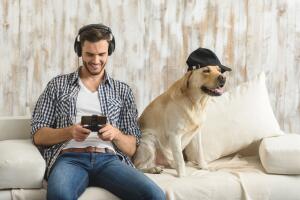 hombre millennial soltero con su perro