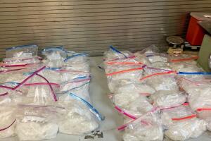 Arrestan a pareja de California en Arizona cuando escondían 70 libras de mentanfetamina.