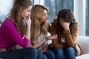 amigas_tristes.jpg