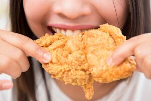 mujer-comiendo-pollo-frito.jpg