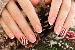 Bastón de caramelo para un diseño navideño en uñas cortas