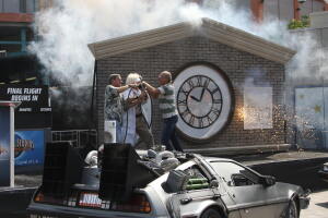 El actor Christopher Lloyd (derecha) y el escritor Bob Gale (izquierda), que escribieron y crearon la película "Regreso al futuro", participan con un actor que interpreta al personaje de Doc Brown (centro) en una ceremonia lúdica en Universal Studios Hollywood en University City, California, el 2 de agosto de 2007.
