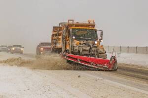 Alertan por condiciones de camino peligrosas por caída de lluvia y nieve en Arizona