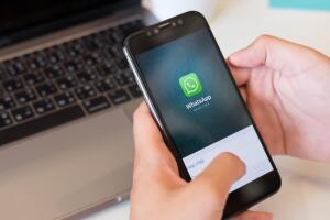 Persona con su celular en WhatsApp.jpg