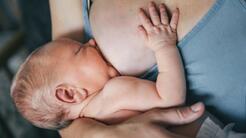 Puedes tratar la conjuntivitis del bebé con leche materna: médico enseña cómo hacerlo